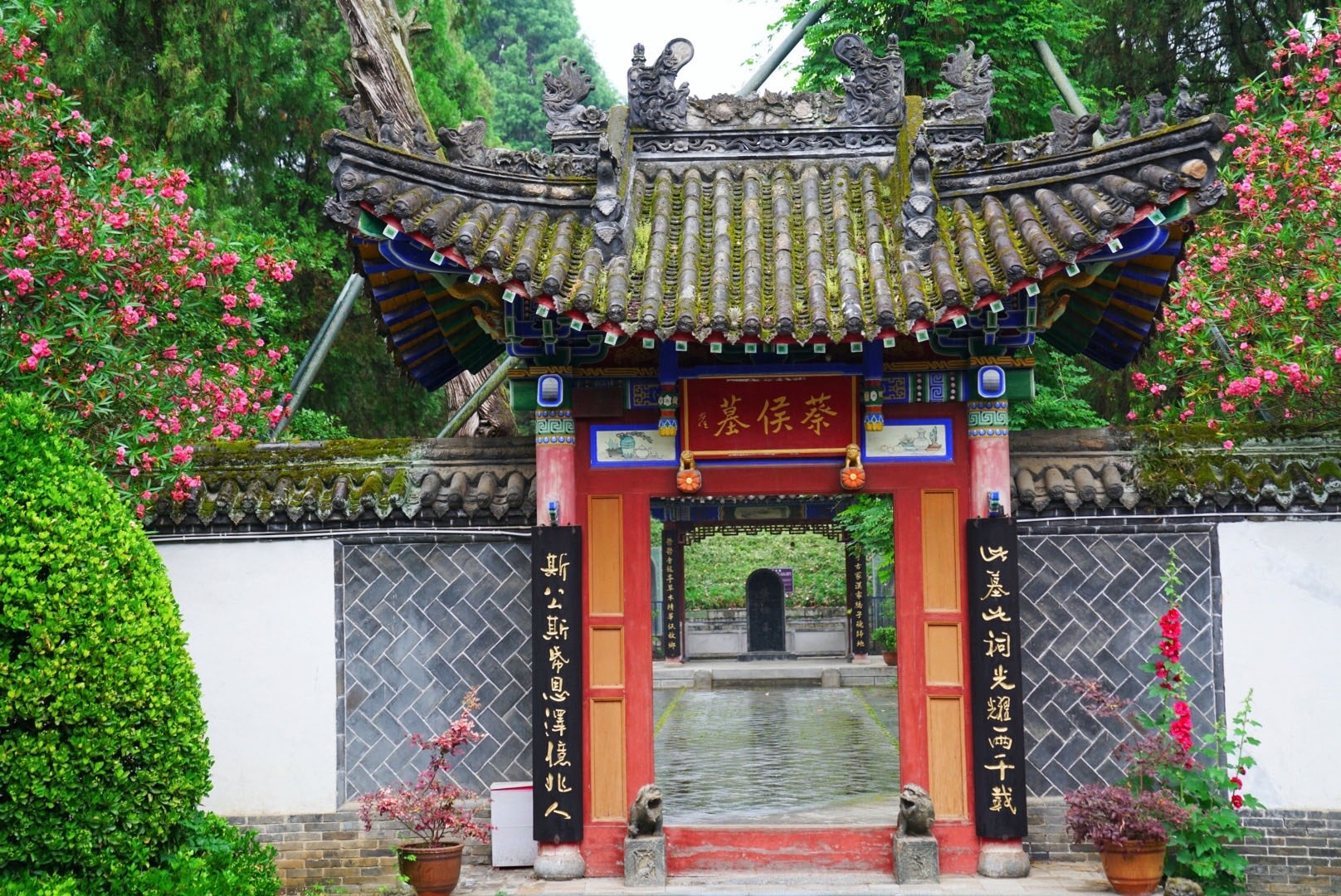 楹联欣赏:此墓此祠光耀两千载,斯公斯纸恩泽亿兆人
