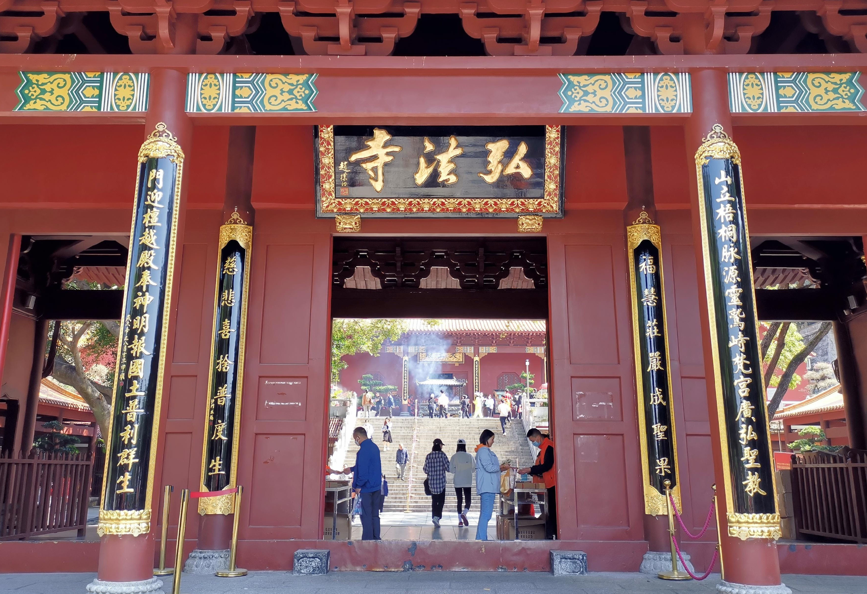 楹联欣赏:山立梧桐脉源灵鹫峙梵宫广弘圣教,门迎檀越殿奉神明报国土普利群生