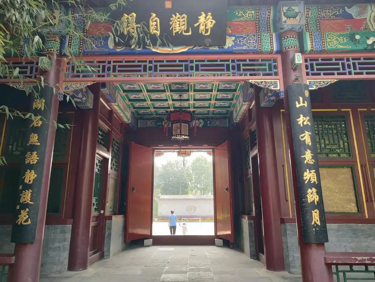 楹联欣赏:山松有意频筛月,湖石无语静护花