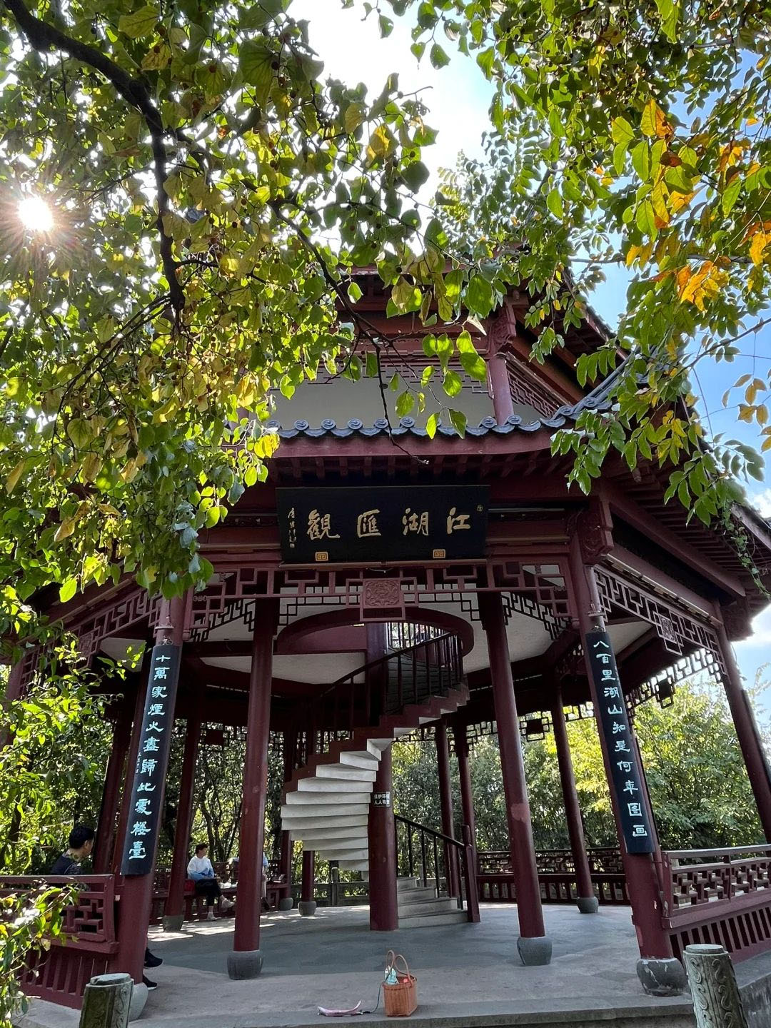 楹联欣赏：八百里湖山知是何年图画，十万家烟火尽归此处楼台