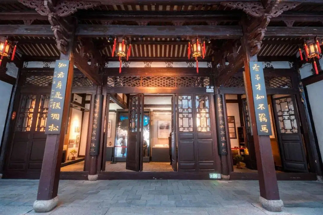 楹联欣赏:有子才如不羁马,知君心是後凋松