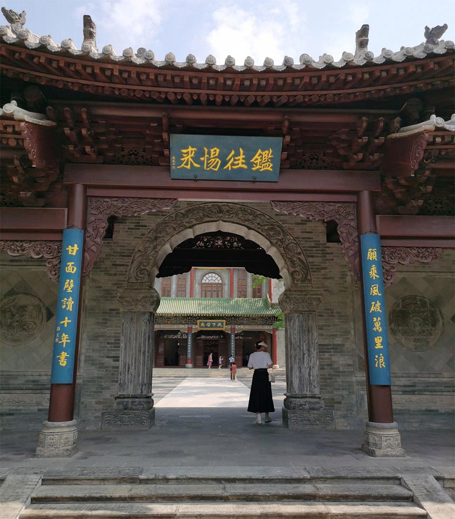 楹联欣赏:愿乘风破万里浪,甘面壁读十年书