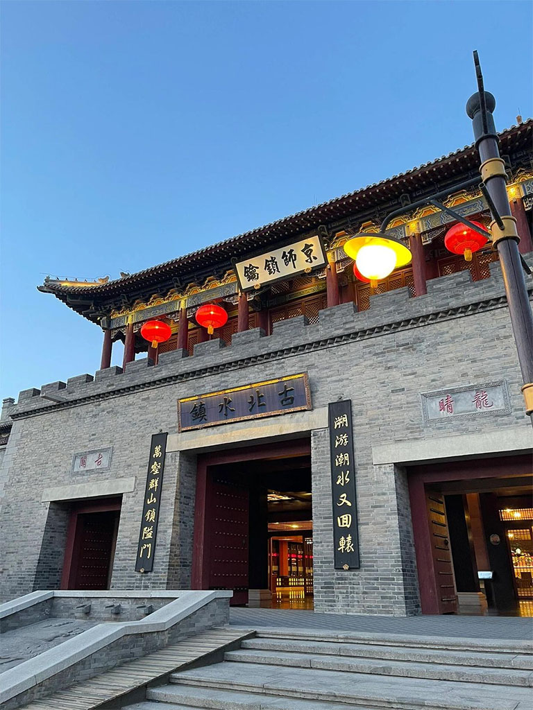 楹联欣赏:溯游潮水又回辕,万壑群山锁隘门