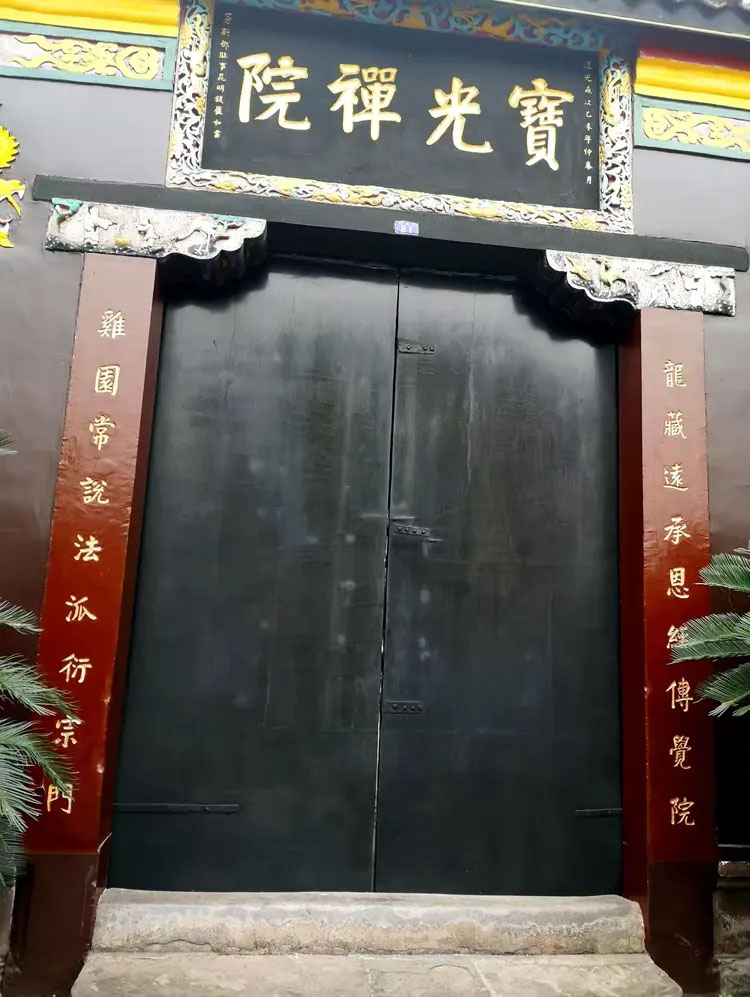 楹联欣赏:龙藏远承恩经传觉院,鸡园常说法派衍宗门