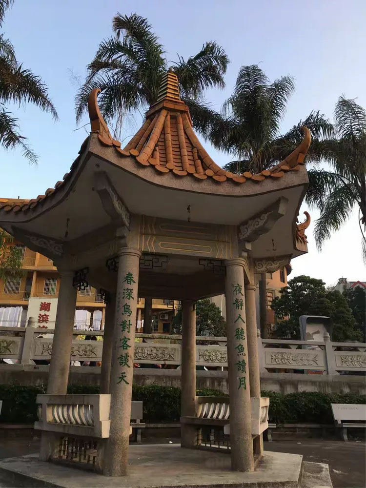 楹联欣赏:夜静人听鱼读月,春深鸟对客谈天