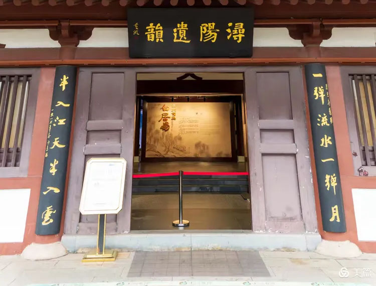 楹联欣赏:一弹流水一弹月,半入江天半入云