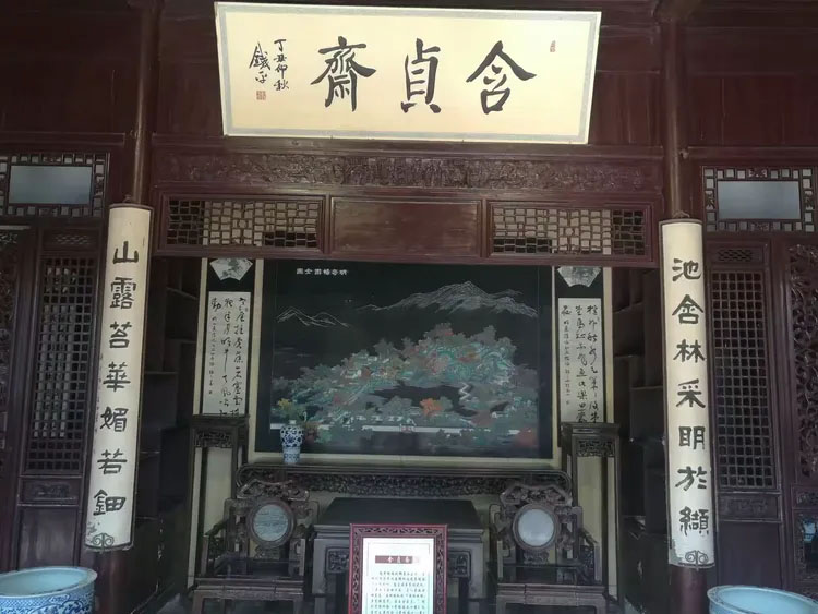 楹联欣赏:池含林采明于缬,山露苔华媚若钿