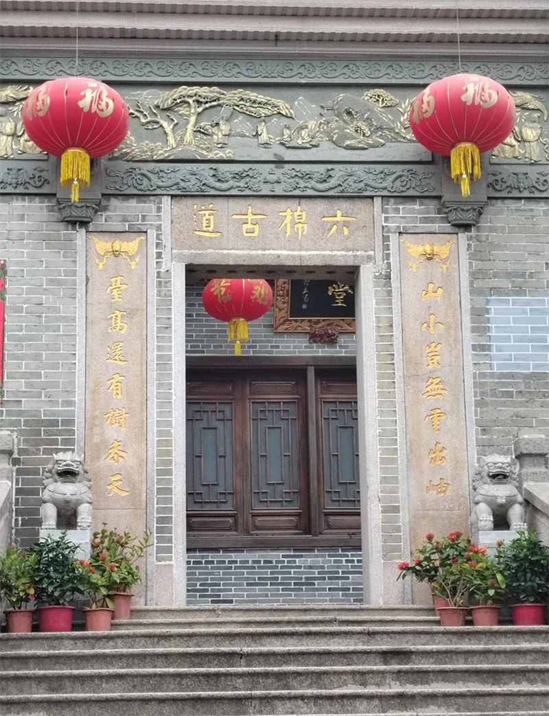 楹联欣赏:山小岂无云出岫,台高还有树参天