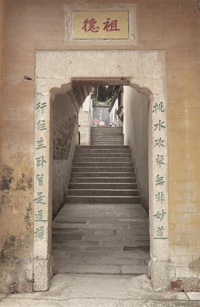 楹联欣赏:挑水砍柴无非妙道,行住坐卧皆是道场