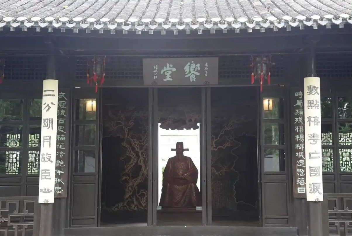 楹联欣赏：数点梅花亡国泪，二分明月故臣心