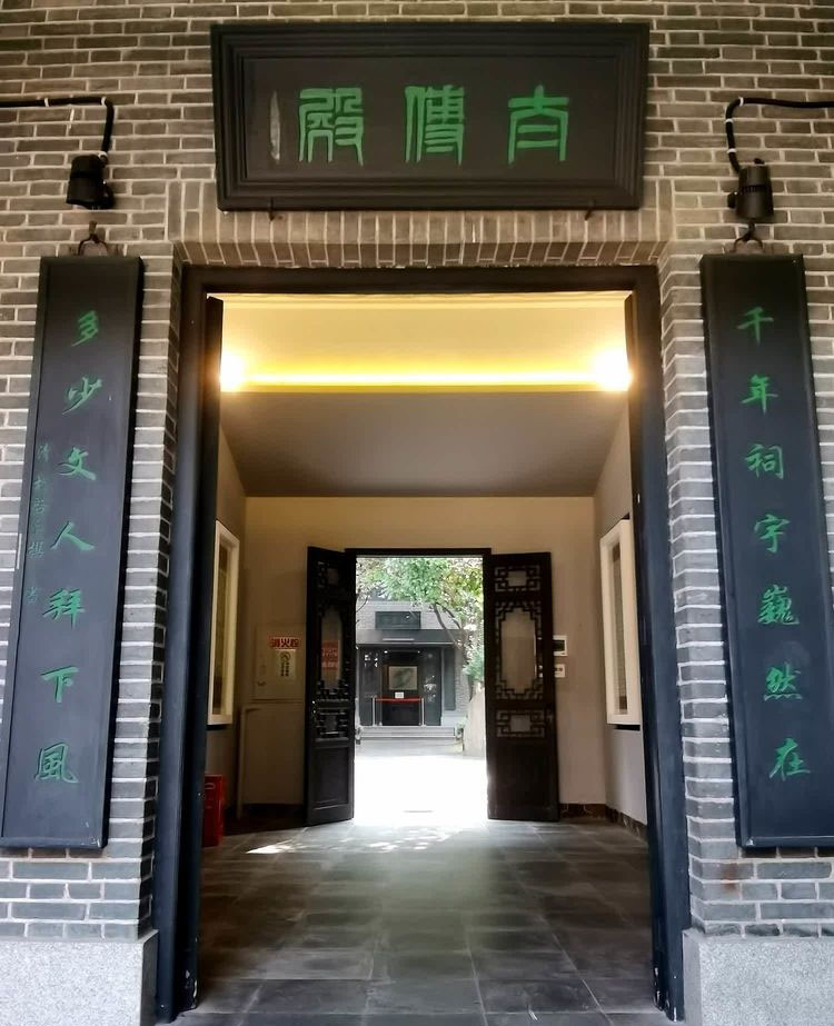 楹联欣赏：千年祠宇巍然在，多少文人拜下风