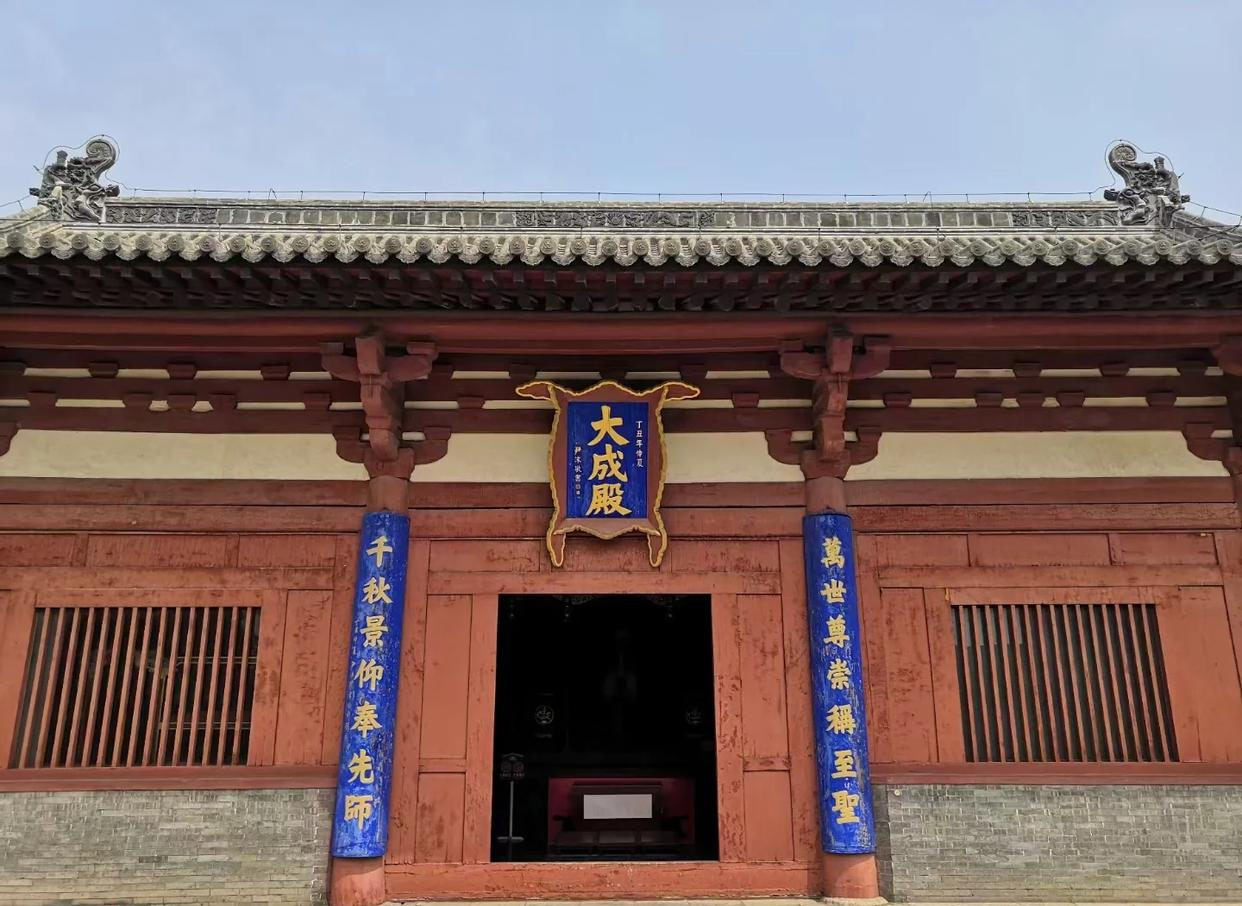 楹联欣赏:万世尊崇称至圣,千秋景仰奉先师