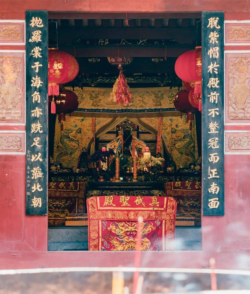 楹联欣赏:脱紫帽于殿前不整冠而正南面,抛罗裳于海角亦跣足以莅北朝