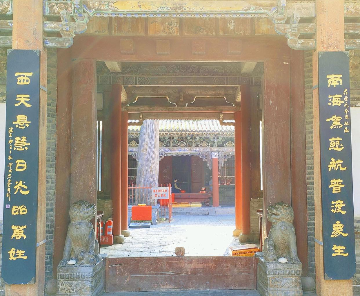 楹联欣赏:南海驾慈航普渡众生,西方悬慧日光昭万姓