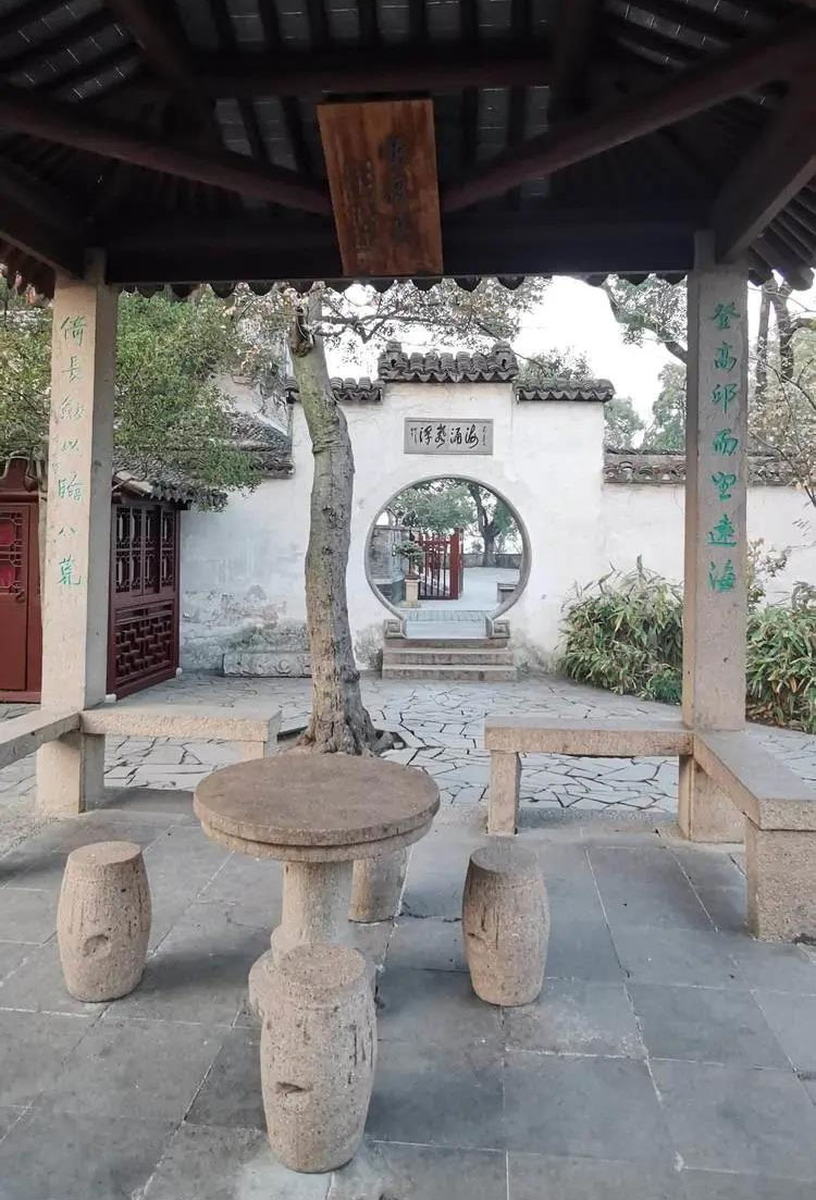 楹联欣赏：登高丘而望远海，倚长剑而临八荒（于右任行书）